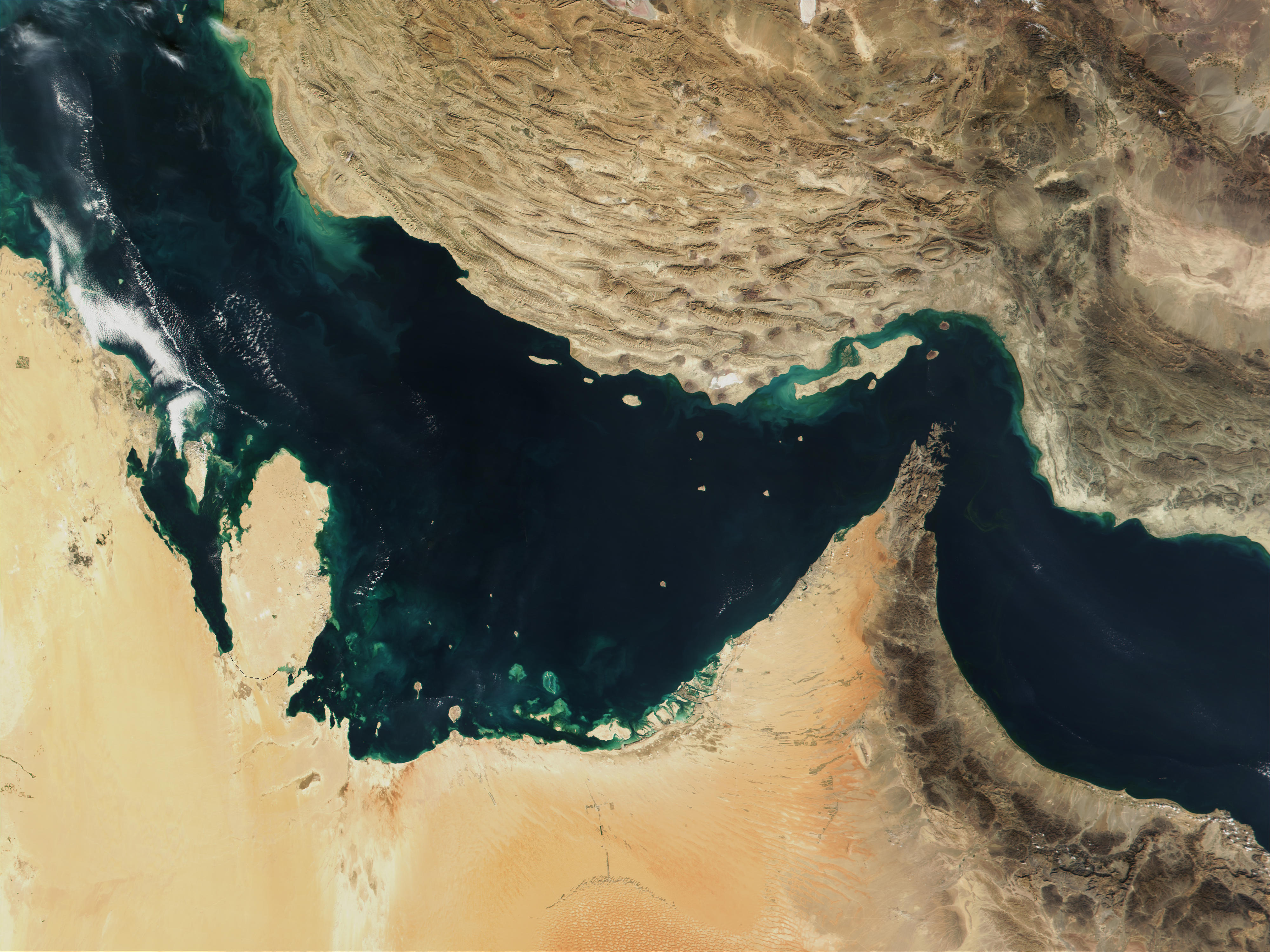 Температура воды в персидском. Ормузский пролив Иран. Глубина Ормузского пролива. Персидский залив индийского океана. Оманский залив индийский океан.