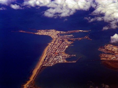Aerial_photo_of_Cadiz.jpg